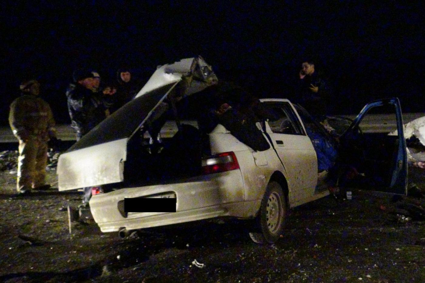Под Малыми Брусянами камикадзе на ВАЗе вылетел в лоб встречному КамАЗу. ФОТО - Фото 1