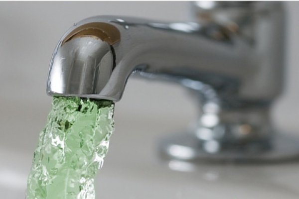 Находчивые энергетики покрасили воду в кировградских батареях, чтобы народ ее не воровал