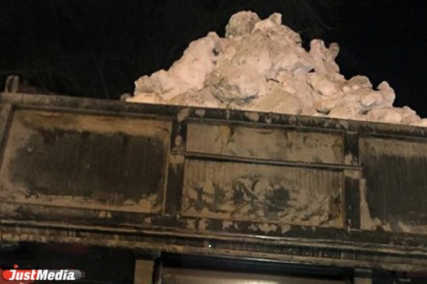 «Даже сесть за руль не мог!» В Екатеринбурге пьяный водитель самосвала, груженого снегом, чуть не снес легковушку около полпредства