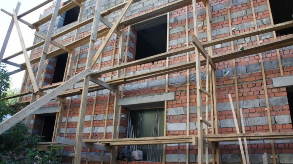 Архстройконтроль: незаконные многоквартирники разваливаются на глазах