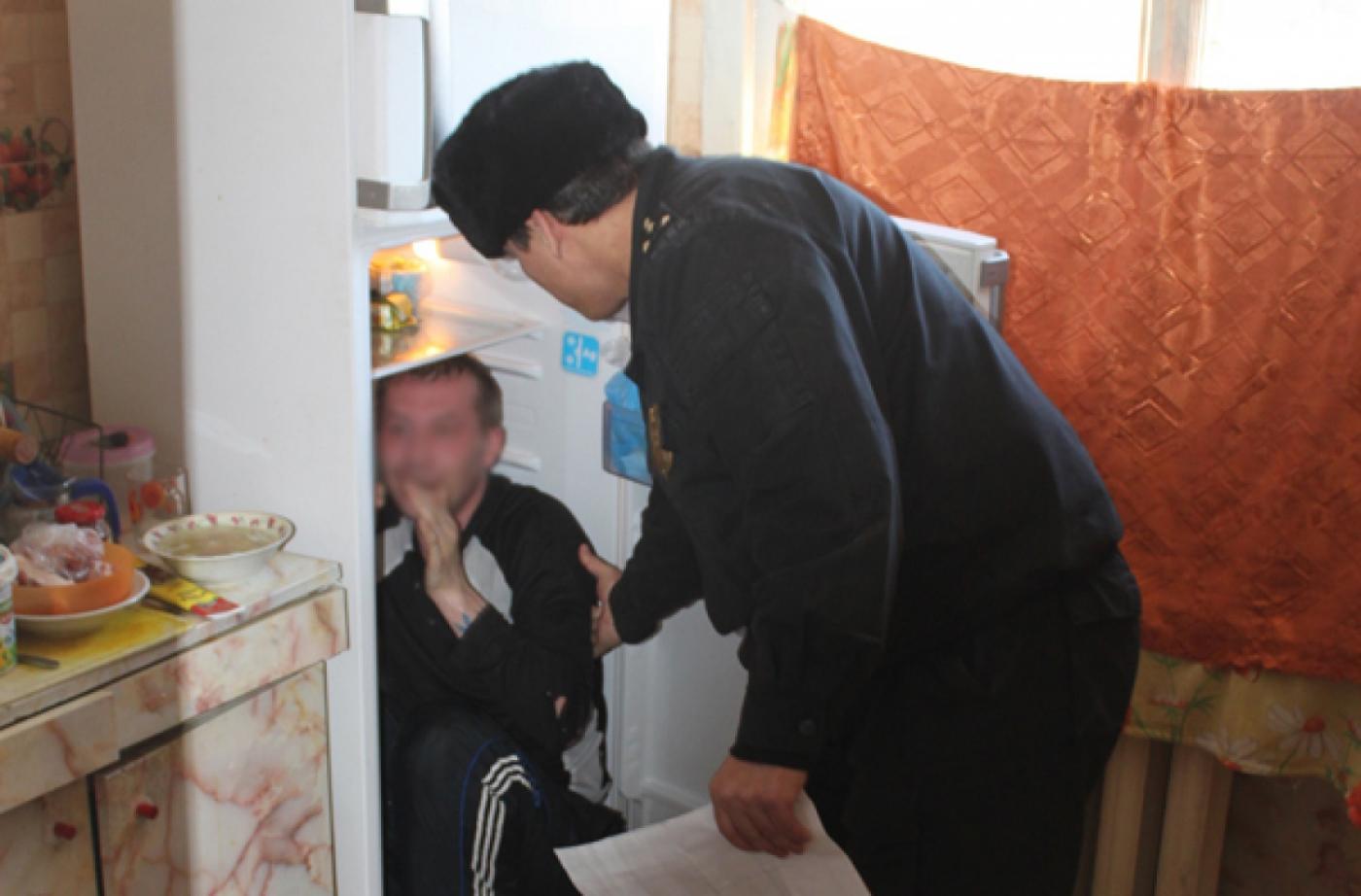 Екатеринбуржец, чтобы не идти в суд, спрятался от судебных приставов в холодильнике - Фото 1
