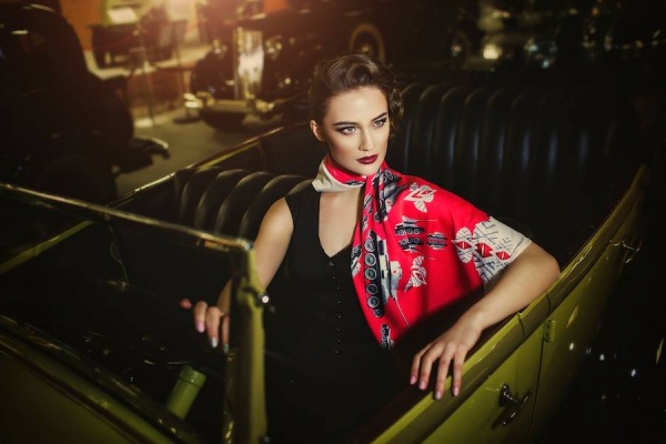 Танки и ордена. Дизайнер Нина Ручкина создала «победные» палантины для женщин