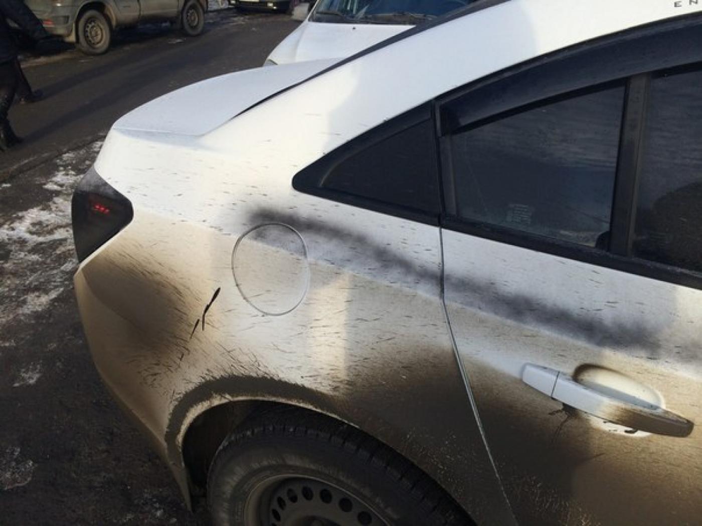 Полицейские считают, что белые машины в Заречном разрисовали несовершеннолетние - Фото 1