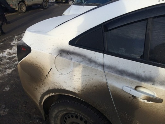 Полицейские считают, что белые машины в Заречном разрисовали несовершеннолетние