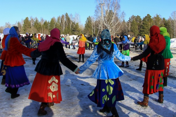 Непроходимый 3-D лабиринт и родео. Масленица собрала около тысячи свердловчан в природном парке Оленьи ручьи