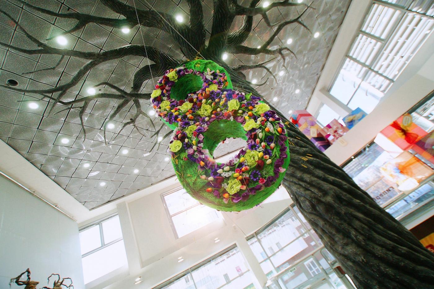 К 8 Марта екатеринбуржцы покупают парфюмерию и экзотические цветы - Фото 1