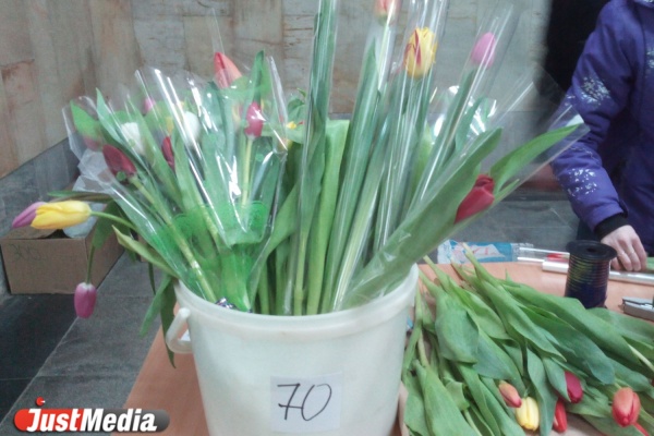 Екатеринбургский метрополитен запестрел тюльпанами