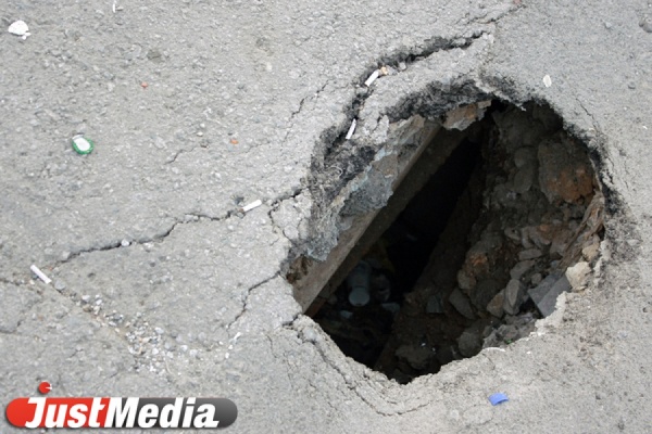 Дорожники, не залатавшие дыру на дороге, заплатили водителю из Екатеринбурга более 70 тысяч рублей - Фото 1