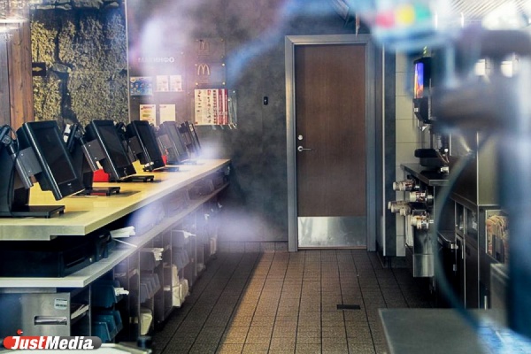 Любителям биг-маков и картошки-фри становится все сложнее. В Екатеринбурге закрыт еще один McDonald’s - Фото 1