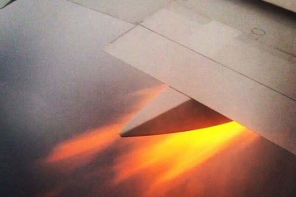 «По самолету ударила страшная сила, и все услышали громкий хлопок». Интернет-пользователи рассказывают о ЧП на рейсе «Трансаэро» - Фото 1