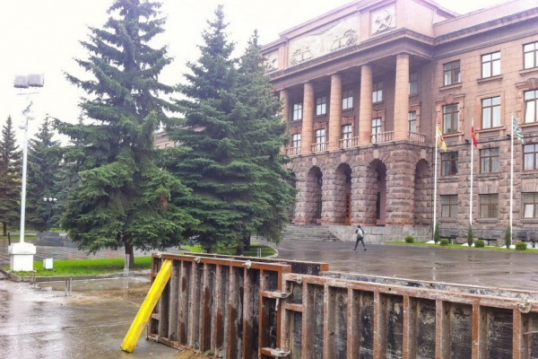 Военное положение? Общественная палата пожаловалась Сергею Шойгу на руководство ЦВО, которое строит стену вокруг штаба в центре Екатеринбурга - Фото 1