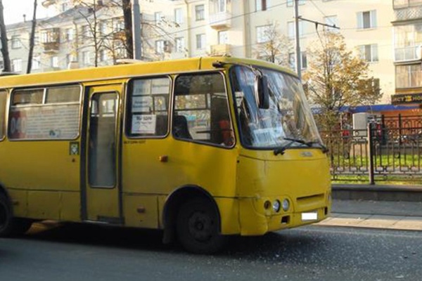 В Екатеринбурге в столкновении двух автобусов пострадали женщина и ребенок - Фото 1