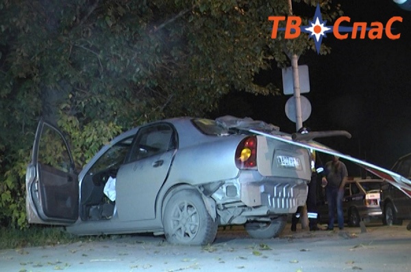 В Екатеринбурге пьяный водитель иномарки снес дорожный знак и въехал дерево - Фото 1