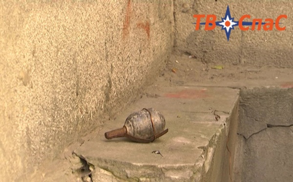 У дома на ВИЗе обнаружена граната. Опасная территория оцеплена  - Фото 1
