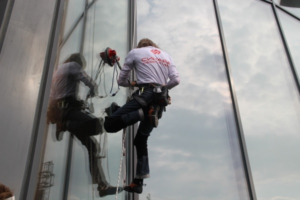 В центре Екатеринбурга «человек-паук» карабкается на «Высоцкий». ФОТО - Фото 1