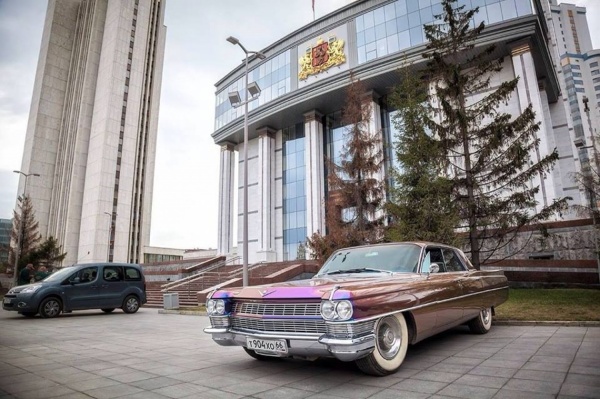 Красиво жить не запретишь! Анатолий Павлов приехал на работу на раритетном Кадиллаке - Фото 1