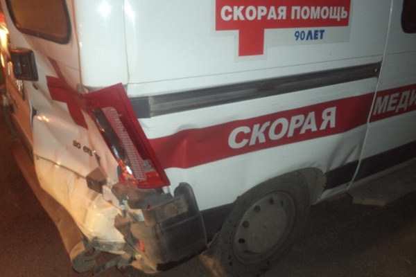 В Екатеринбурге водитель иномарки влетел в стоящую «скорую». Пострадали два человека - Фото 1