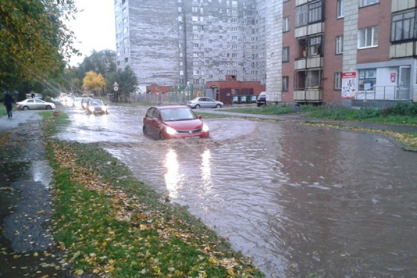 В Екатеринбурге очередной потоп. Луначарского залило холодной водой - Фото 1