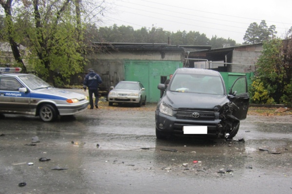 В Екатеринбурге пьяный водитель иномарки спровоцировал лобовое столкновение. Пострадали два человека - Фото 1