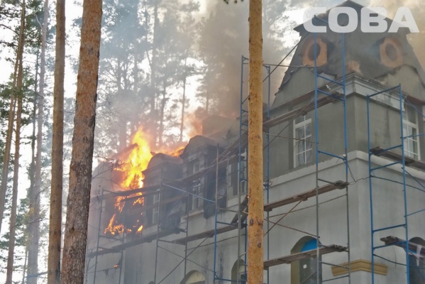 На Чусовском тракте полыхает дом! ФОТО - Фото 1