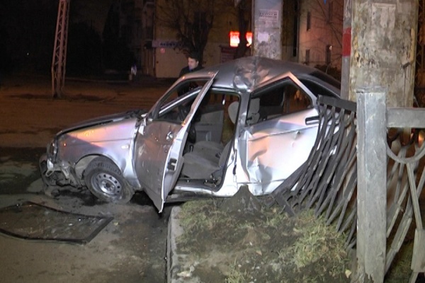 Пьяный водитель врезался в столб на Грибоедова. ФОТО - Фото 1
