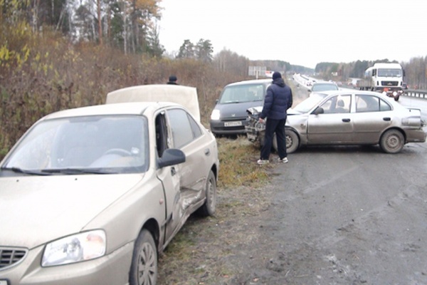 На трассе Пермь-Екатеринбург водитель «Форда», «поскользнувшись», сбил двух пешеходов на обочине - Фото 1