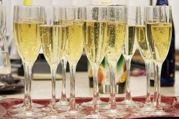 В Германии сотрудники отеля спрятали бриллиант в шампанском - Фото 1