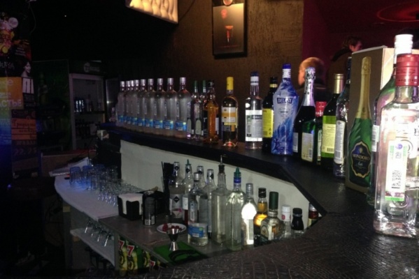 Свердловские полицейские в очередной раз изъяли нелегальный алкоголь в клубе Chance - Фото 1