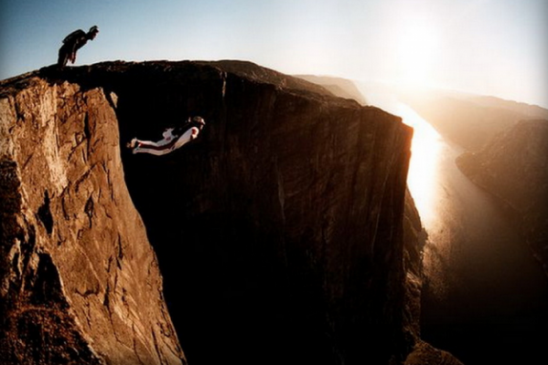 Уральские бейсджамперы покорили швейцарские горы и сняли захватывающее видео - Фото 1