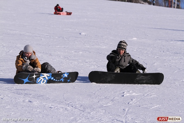 Екатеринбургские сноубордисты открыли зимний сезон на Уктусе благодаря снегопаду - Фото 1