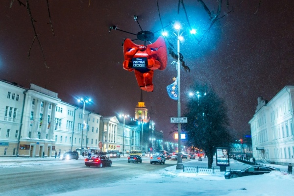 По Екатеринбургу летает двухметровый робот и борется с непогодой - Фото 1