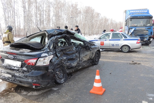 На Тюменском тракте в страшной аварии с тягачом погибла пожилая пара и их внучка  - Фото 1