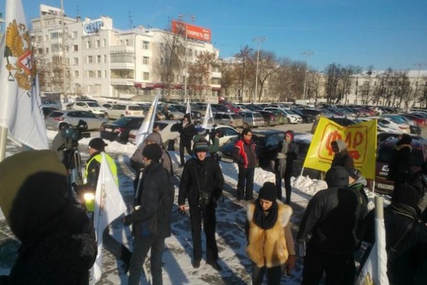 Общественники Екатеринбурга провели массовый автопробег с требованием выделить 2 миллиарда рублей на ремонт дорог - Фото 1