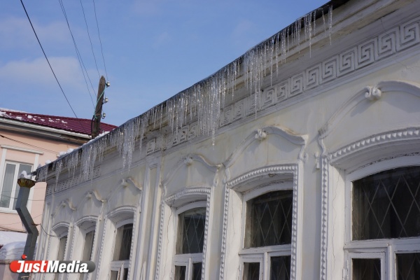 Улица Вайнера опасна для пешеходов. С крыш падают сосульки и куски замерзшего снега - Фото 1