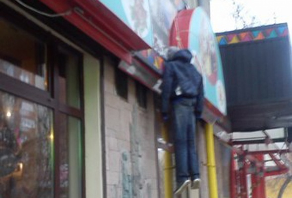 В Екатеринбурге на улице декабристов горожан напугало тело висельника - Фото 1