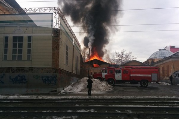 В Екатеринбурге горит бывший госпиталь Верх-Исетского завода - Фото 1