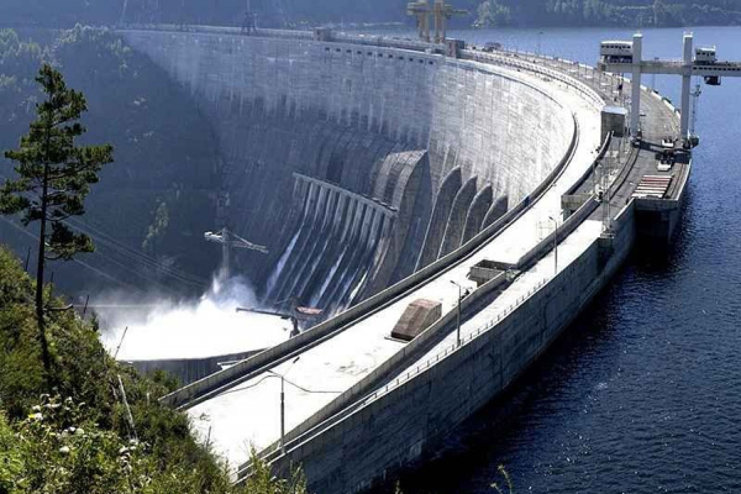 Какая электростанция самая крупная. Плотина Саяно-Шушенской ГЭС. Саяно-Шушенская ГЭС электростанции. Саяно-Шушенская ГЭС водохранилище. Гидроэлектростанция Саяно Шушенская.