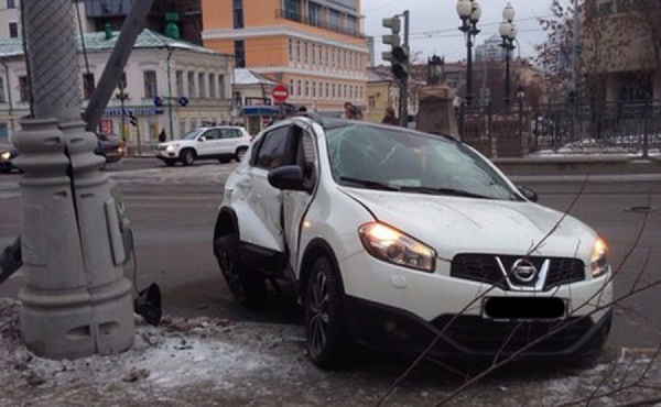 Водители двух иномарок устроили кегельбан на Ленина. В аварии пострадали несколько пешеходов - Фото 1