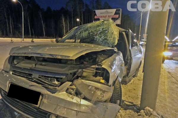В Академическом водитель Lada Priora врезался в столб - Фото 1