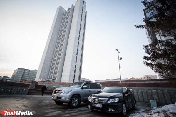 Новый способ экономии бюджетов. Автомобили для чиновников будут закупать централизованно в Москве и рассылать в регионы - Фото 1
