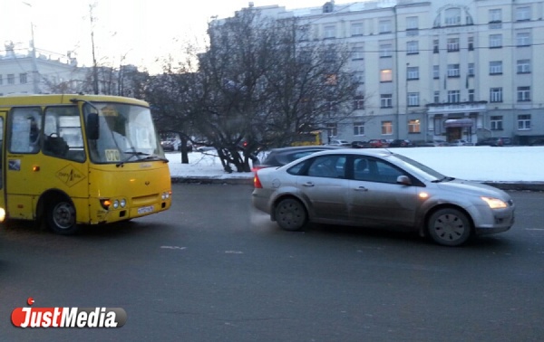 На Малышевском кольце водитель автобуса врезался в легковушку - Фото 1