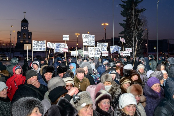 На митинге в Каменске-Уральском сторонники мэра устроили массовую драку. ФОТО - Фото 1