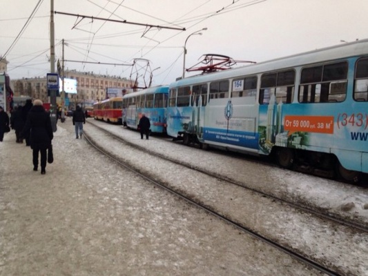 На Уралмаше из-за столкновения ВАЗа с трамваем образовалась огромная  пробка - Фото 1