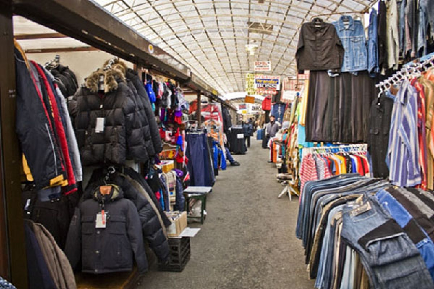 Вещевой рынок. Рынок одежды. Вещевой рынок в Москве. Вещевой Крытый рынок.