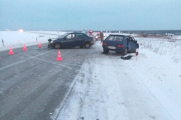 На Режевском тракте иномарка влетела в девятку: один человек погиб, пятеро пострадали - Фото 1