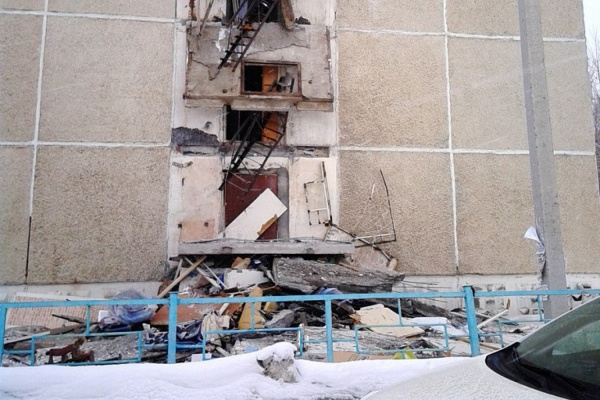 В Среднеуральске рядом со зданием мэрии обрушились балконы общежития. ФОТО - Фото 1
