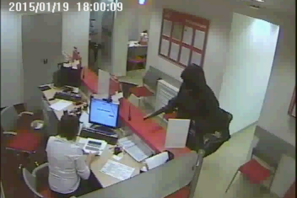 Полицейские ищут злоумышленника, который вынес из банка 4 миллиона рублей. ПРИМЕТЫ - Фото 1