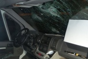 На Челябинском тракте неизвестные с битами напали на маршрутный автобус, ехавший в Екатеринбург