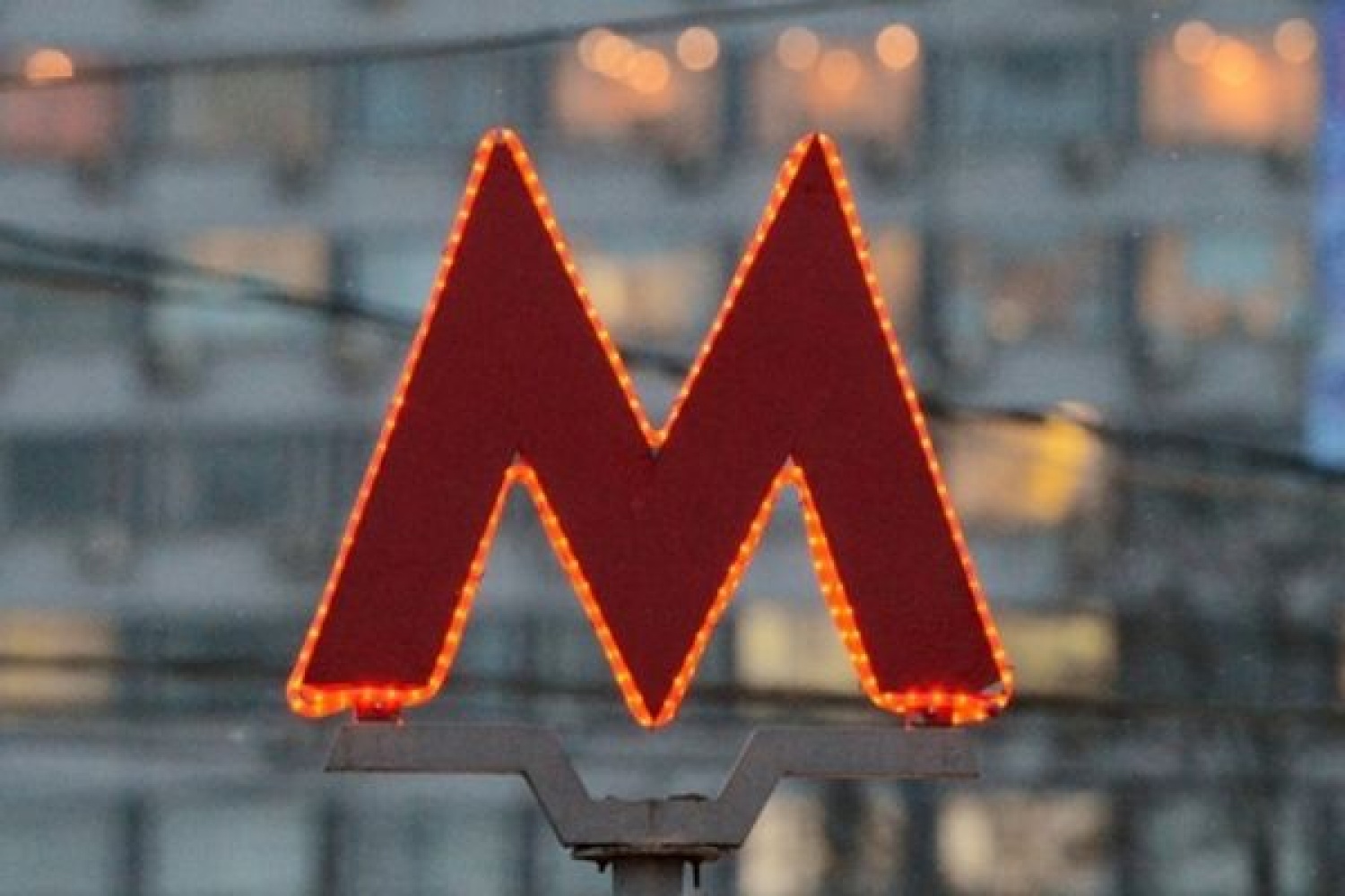 Купить м метро. Московское метро буква м. Символ метро. Московский метрополитен логотип. Значок метро на улице.