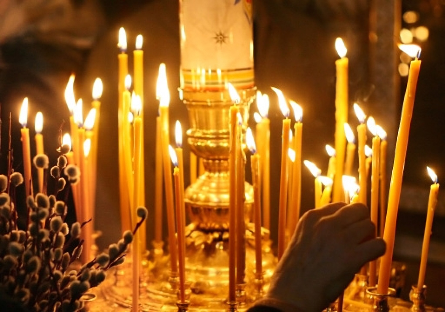Почему ставят свечки. Свечи в храме. Горящие свечи в храме. Свеча православная. Свечи в православном храме.